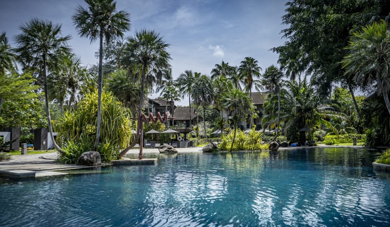 SUNDAY BRUNCH BY THE POOL